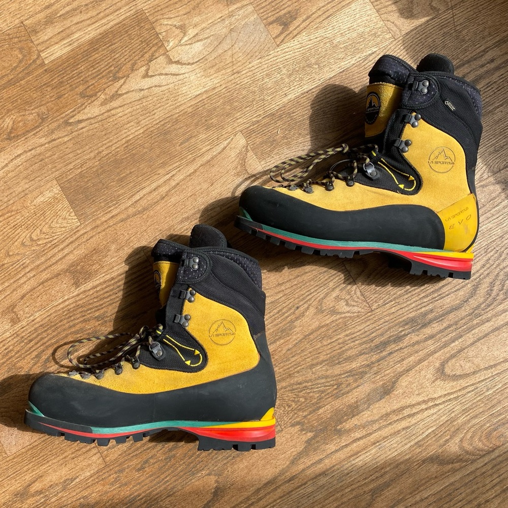 NWOT La Sportiva Yellow & Black Gore-Tex Trekking / Hiking Boots